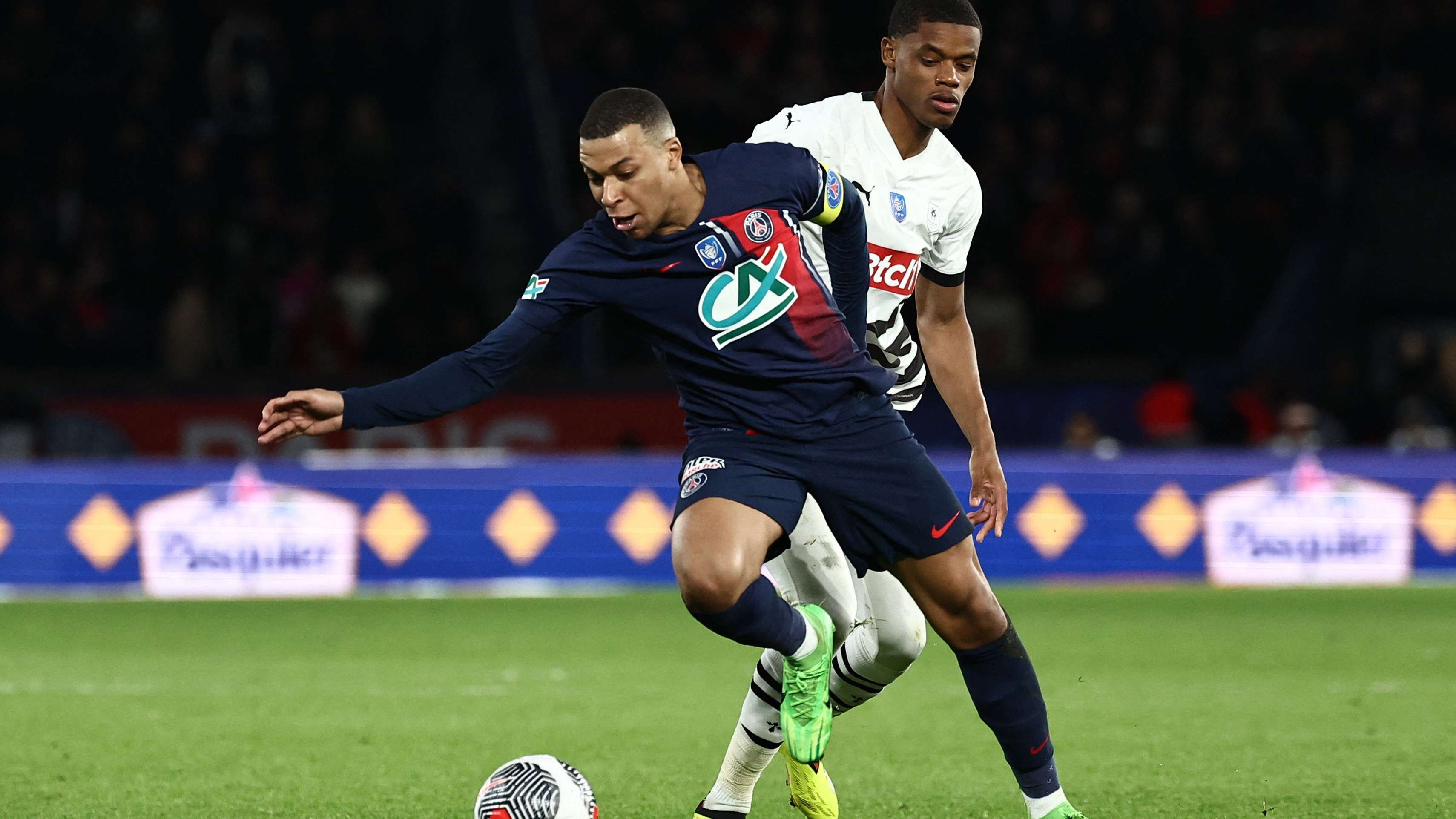 Kylian Mbappe Warmed Omari PSG