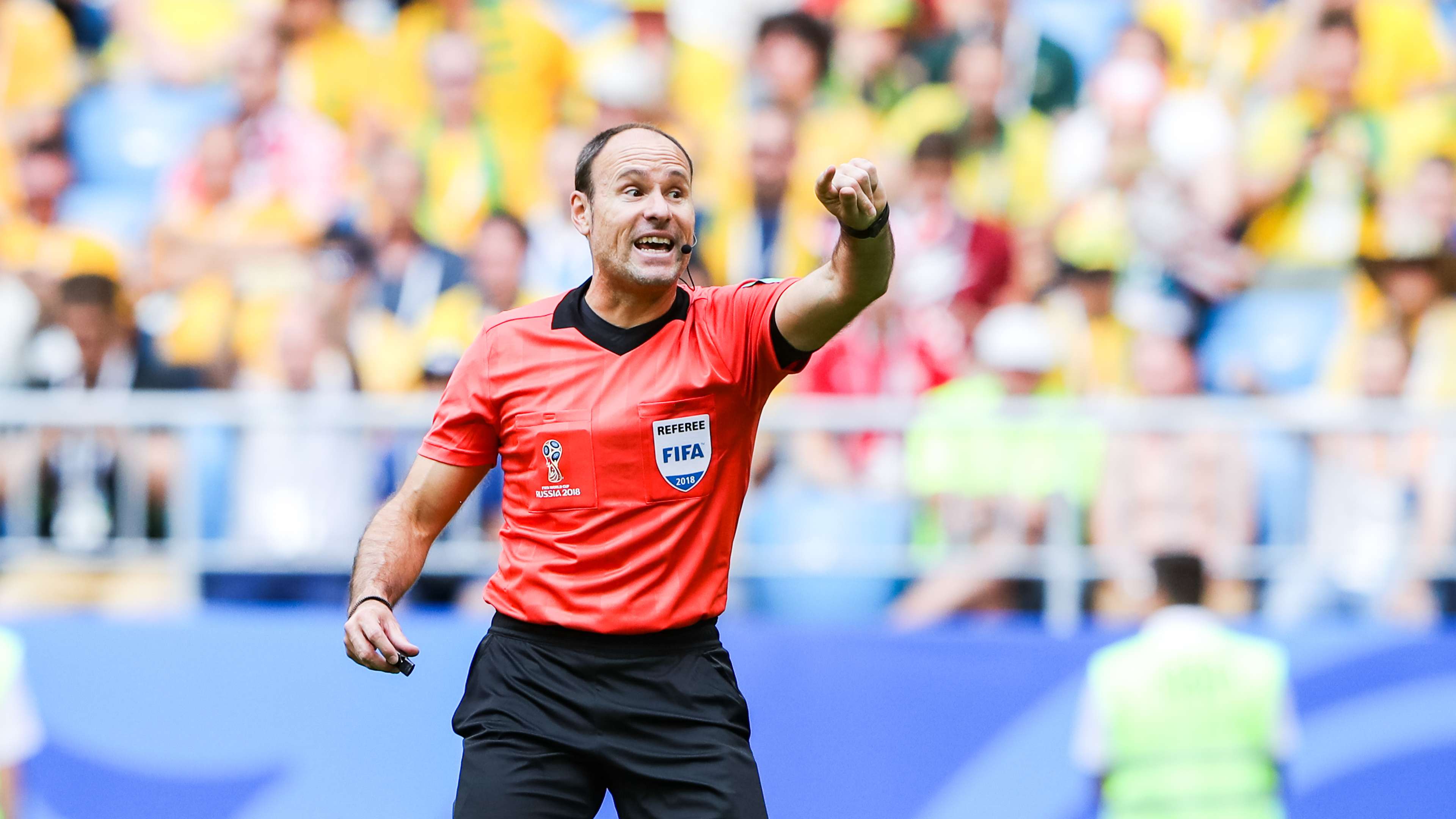 Mateu Lahoz refereeing