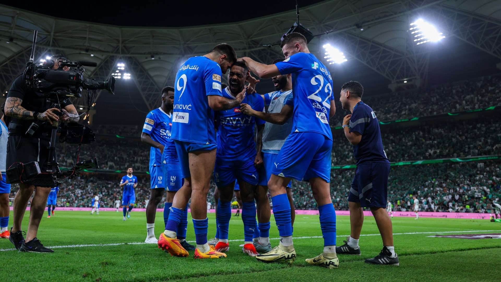 شاهد.. تصرف مفاجئ من وكالة بينتو الرسمية مع رئيس الاتحاد ! 