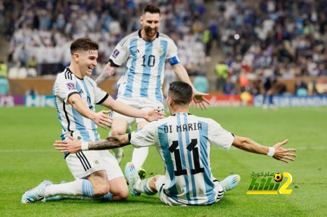 خط وسط ميلان أمام فيورنتينا في الدوري الإيطالي 