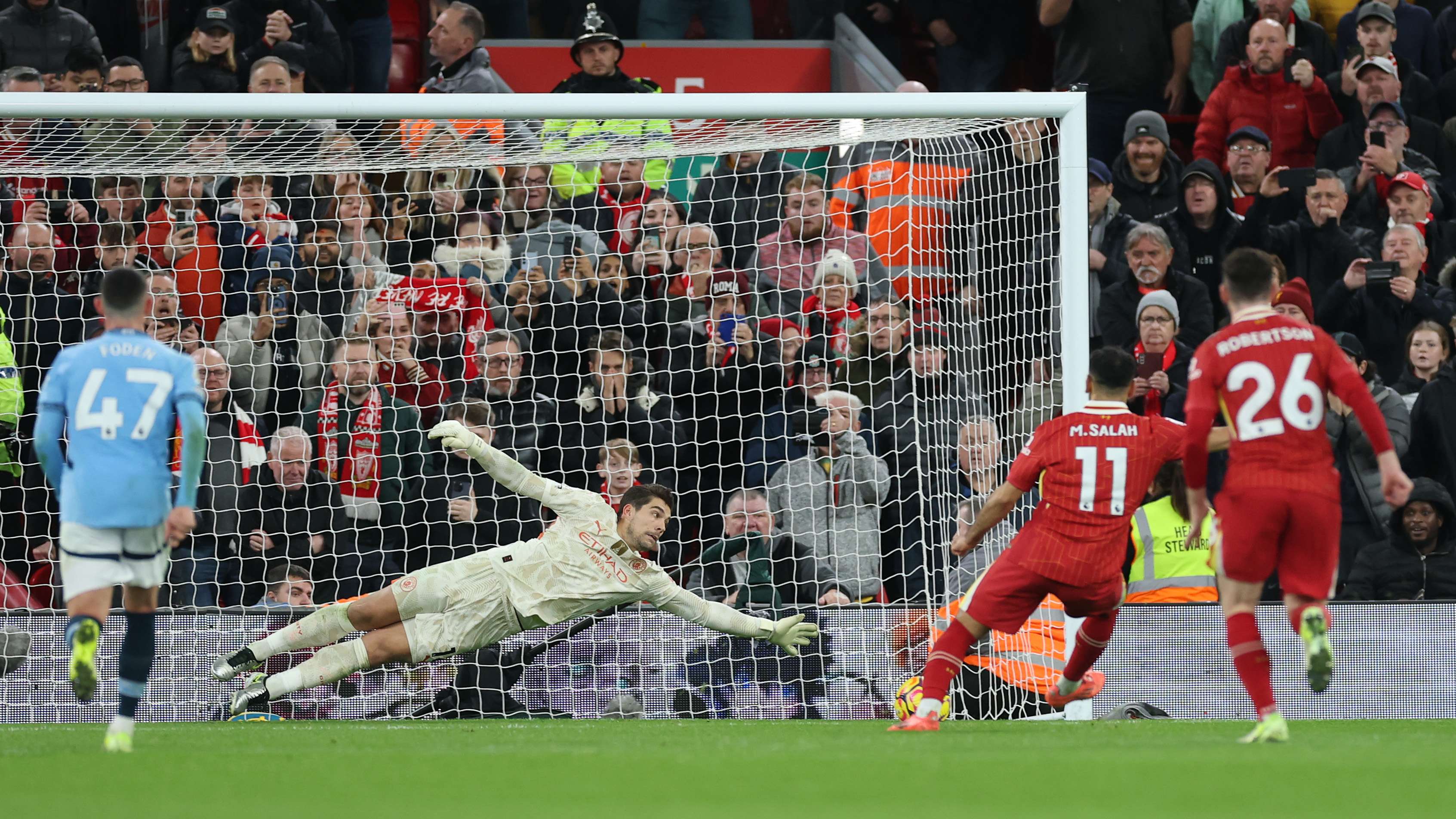 بنزيما يصالح جمهور ريال مدريد في الكلاسيكو 