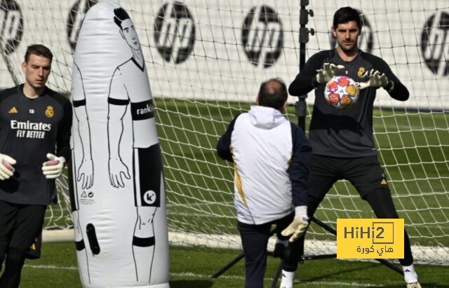 شاهد بالفيديو.. طفل يتحدى جمهور برشلونة خارج الأولد ترافورد 