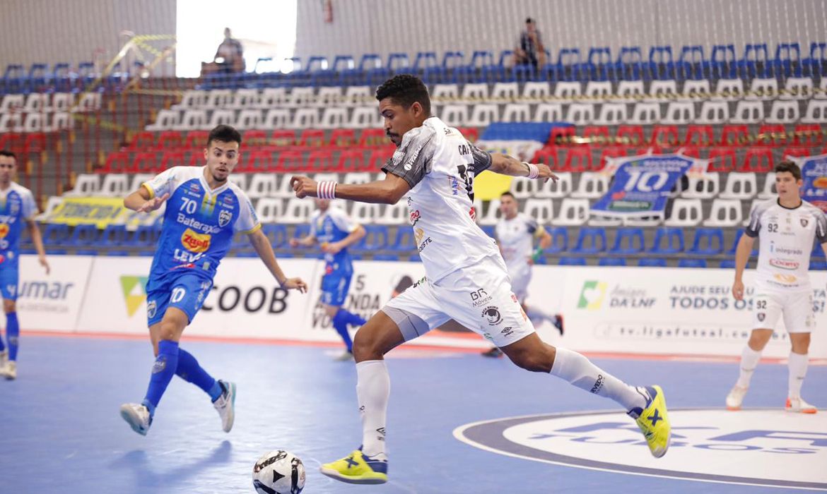 عقب الانتهاء من ضم يورو.. نجم باريس الهدف القادم لمانشستر يونايتد 