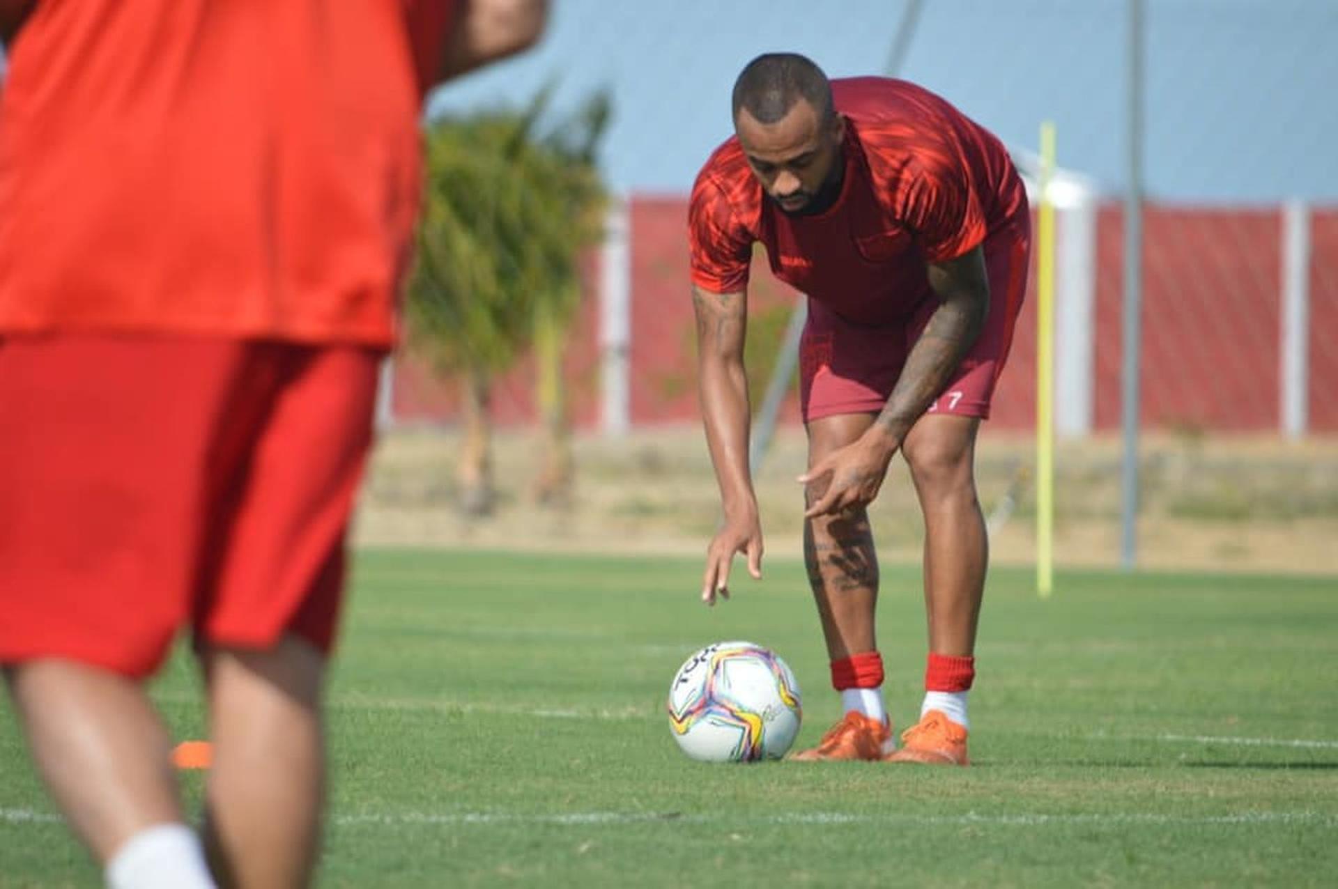 صورة .. شاهد رد فعل لاعبي برشلونة بعد الركلة الحرة لـ أراوخو في مباراة شاختار 