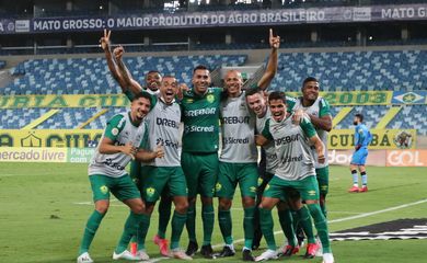 الأهلي يمطر شباك الطائي برباعية في الدوري 