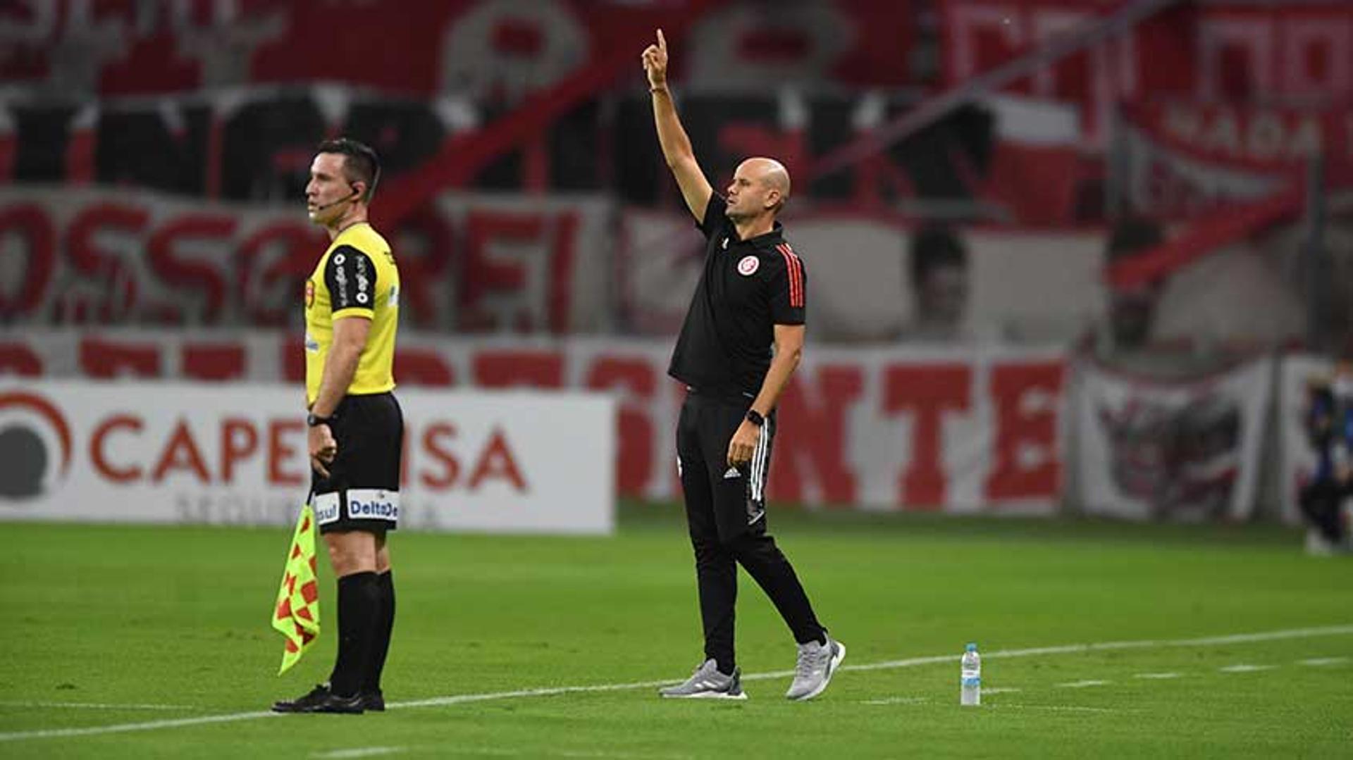 دفاع النصر أمام الرائد في الدوري السعودي 