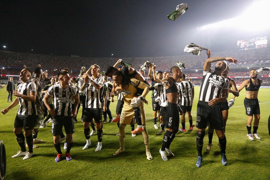 فهد بن نافل.. كم كبير من الإنجازات مع الهلال 