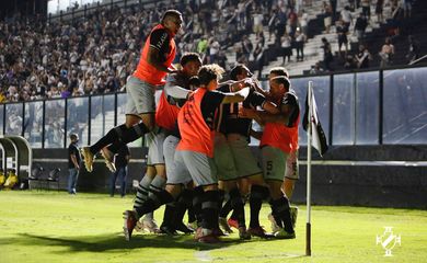 أسطورة سابق للفريق ونجم ريال مدريد.. بوروسيا دورتموند يعلن مدربه الجديد رسميًا! | 