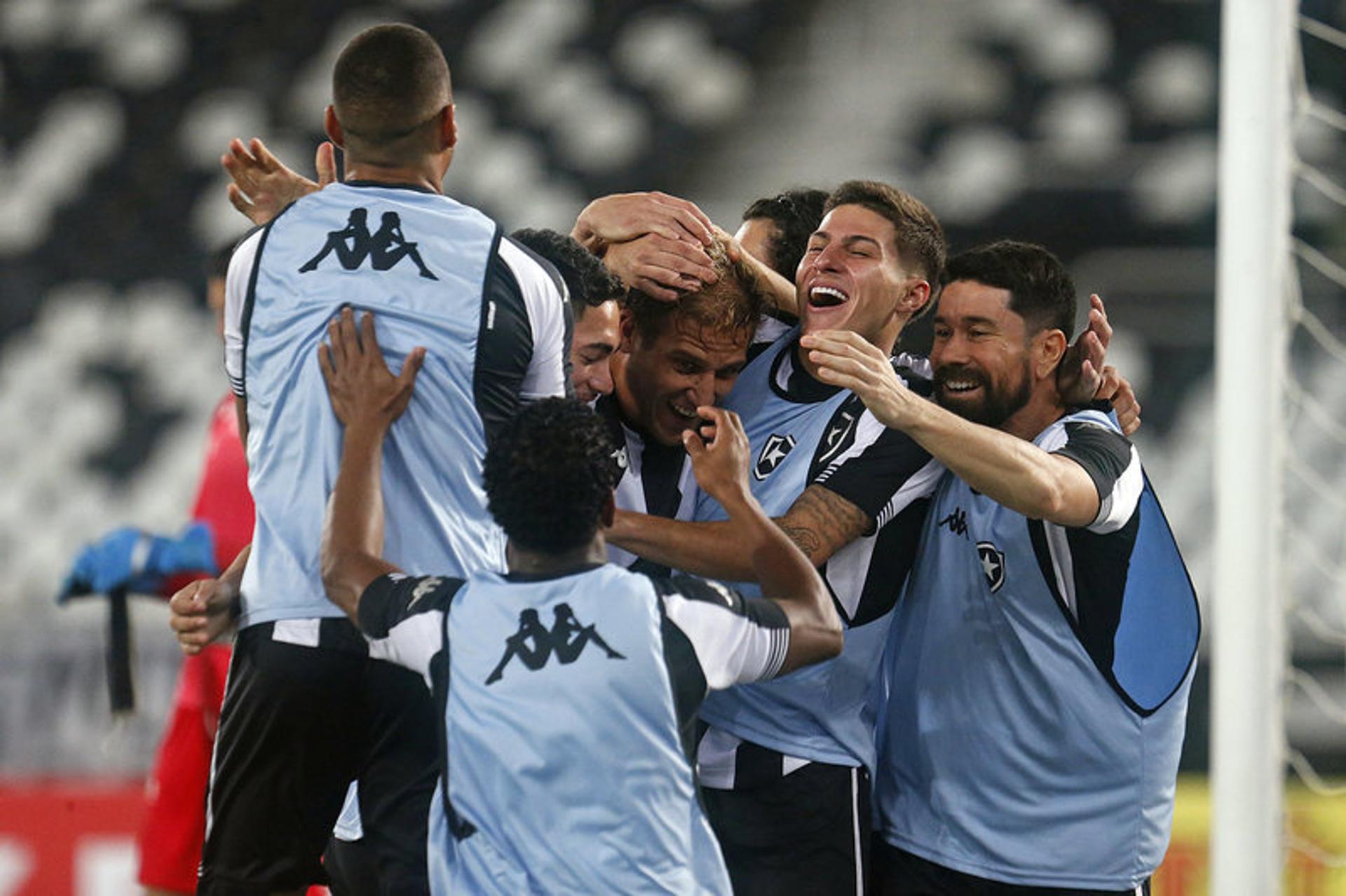 لويس كاسترو يتخذ قرارًا باستبعاد ثنائي النصر قبل مواجهة الخليج! | 