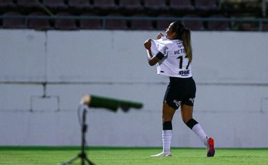 صور : رفع نجوم الهلال كأس الدوري السعودي 