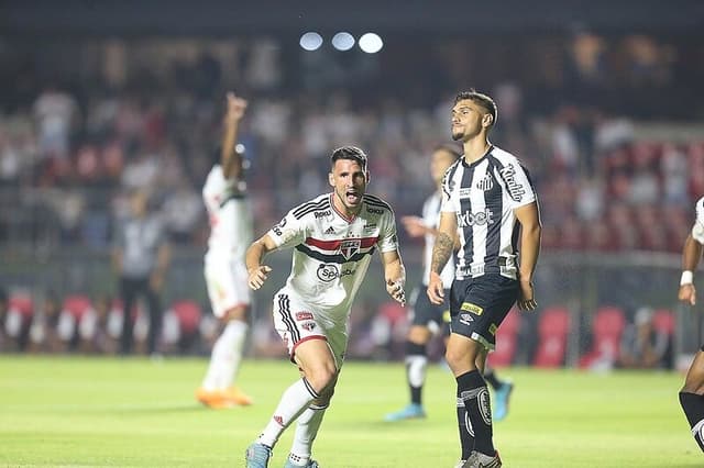 منتخب نيجيريا يصل كوت ديفوار بالزى الرسمى للمشاركة فى أمم أفريقيا (فيديو) 