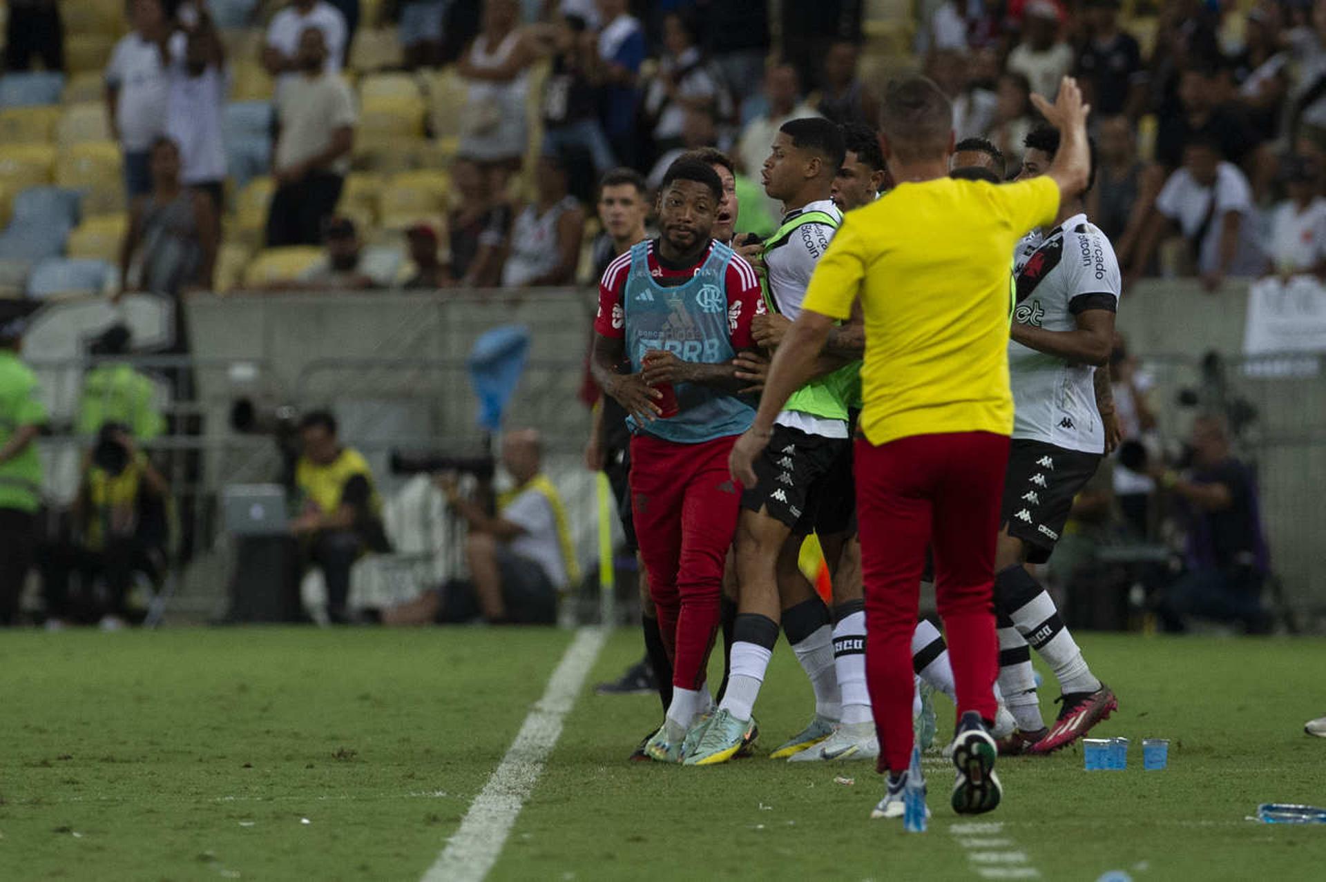 "معنا كان يصلي على كرسي" .. لاعب الهلال السابق يستفز الجماهير بلقطته المبهرة مع التعاون! | 