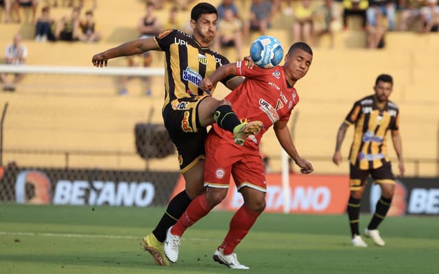 الهلال يظهر بالقميص الأساسي أمام النصر 