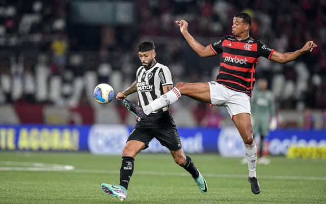 رونالدو يقود النصر للفوز على الطائي بخماسية في الدوري السعودي 