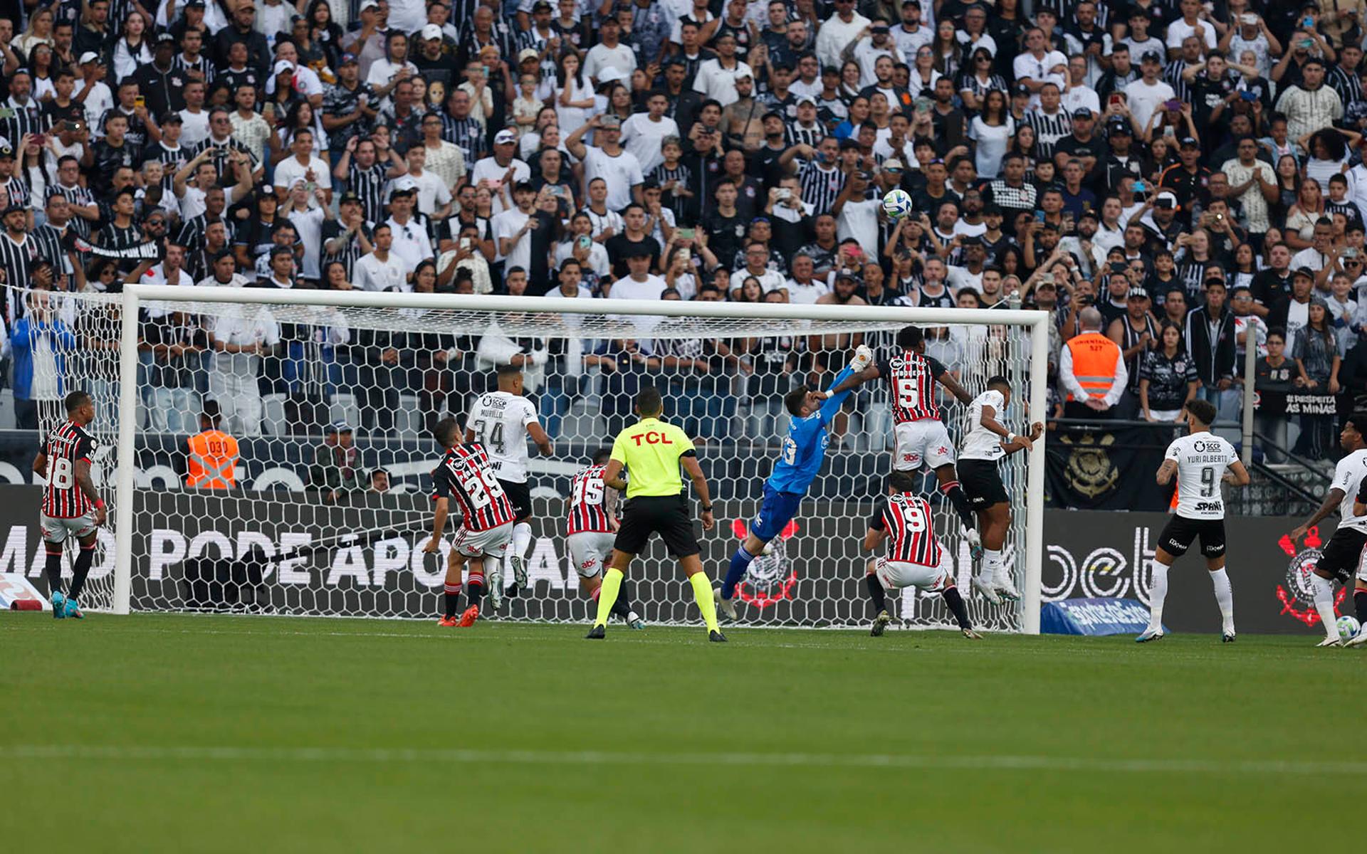 باير ليفركوزن ينهي صفقة لاعب جيرونا 