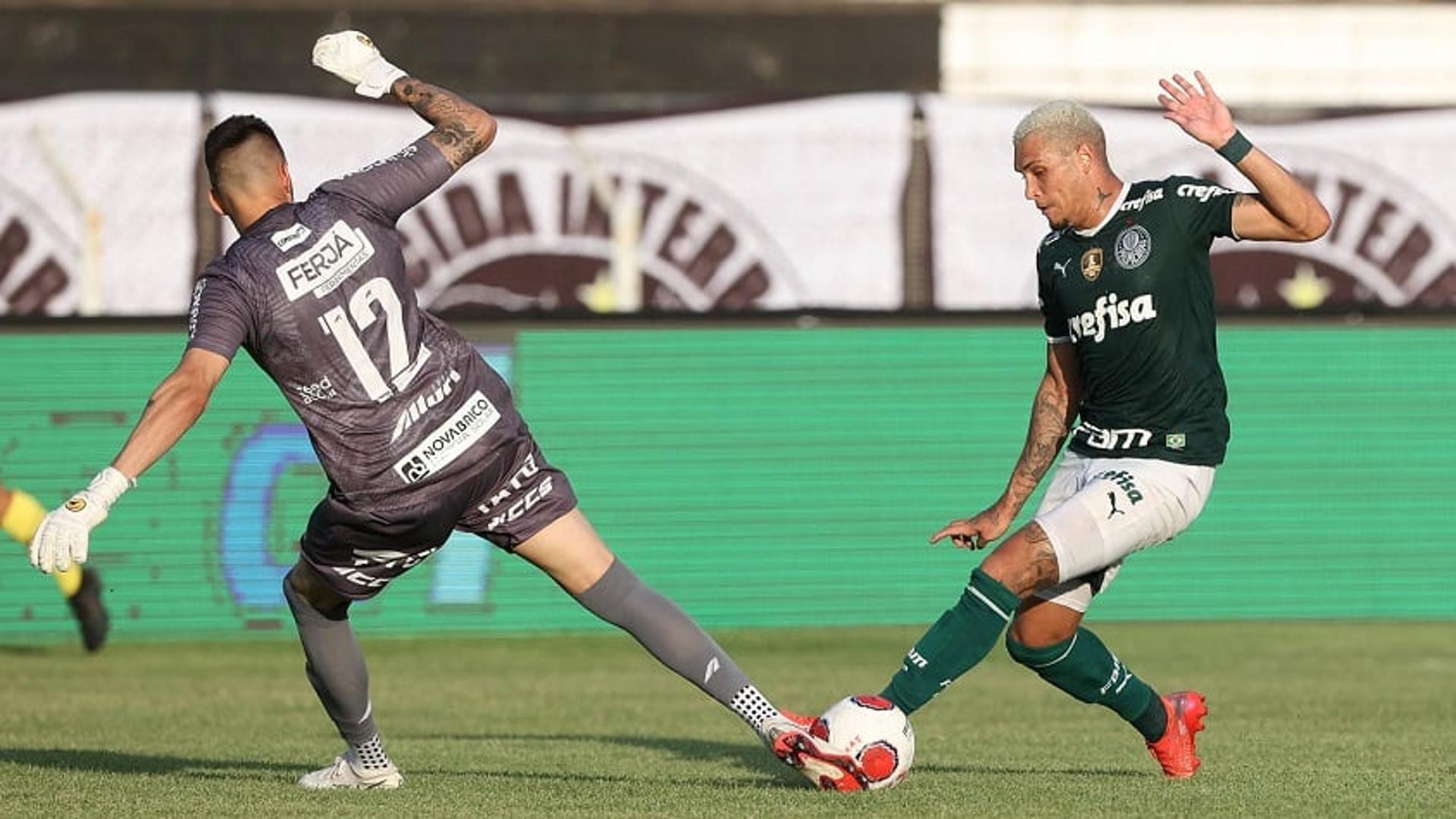 "صعب أن تفوز على 12 لاعبًا" .. خالد العيسى يهاجم حكام الأهلي بعد السقوط في كلاسيكو الهلال! | 