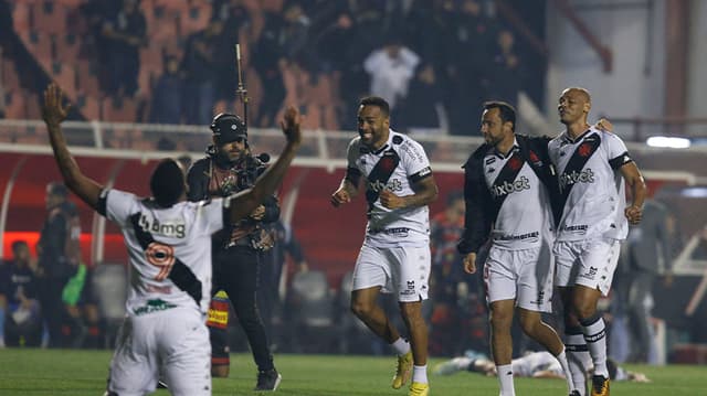 جدار ومنقذ - ماذا قالت جماهير الهلال عن أداء ياسين بونو ضد الاستقلال؟ - Scores 