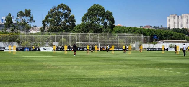 هدف برشلونة الأول يختار اللعب مع كيليان مبابي 