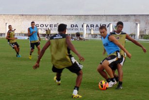 النصر يصل ملعب الأول بارك لمواجهة العين 